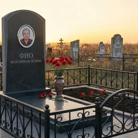 Памятник из тёмного базальта арочной формы