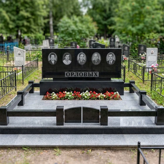 Семейный памятник из чёрного гранита на пять человек