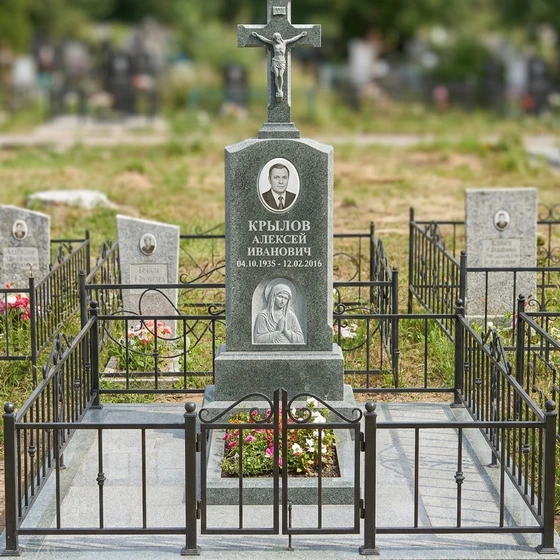 Католический памятник с латинским крестом из серо-зелёного гранита