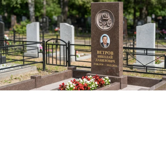 Памятник с розой в медальоне из дымовского гранита