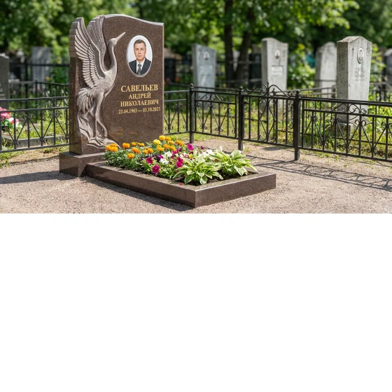 Гранитный памятник фигурный с гравировкой роз и оградой