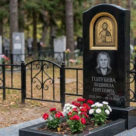 Гранитный памятник строгой формы с гравировкой голубей