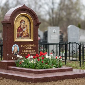 Комбинированный памятник прямоугольный с крестом и цветником