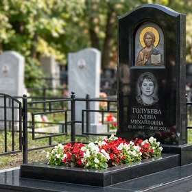 Гранитный памятник скала с оградой и цветником