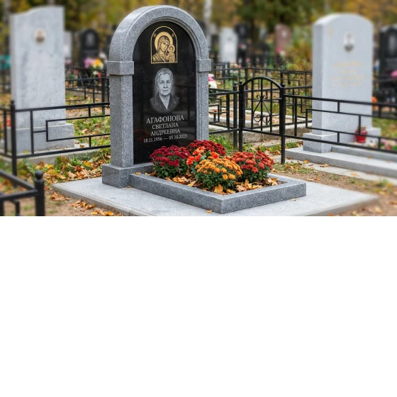 Комбинированный памятник в виде скалы с цветником