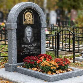 Комбинированный памятник в виде скалы с цветником