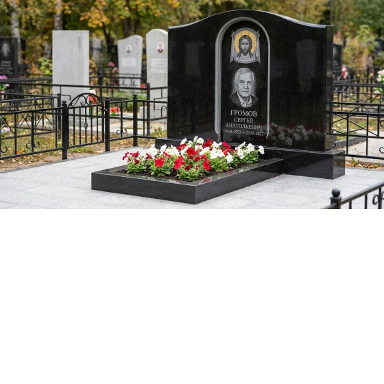 Гранитный памятник на двоих с двумя сердцами