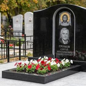 Гранитный памятник на двоих с двумя сердцами