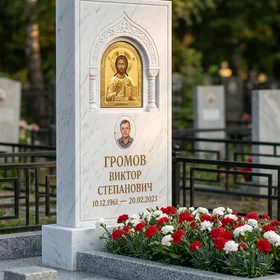 Гранитный памятник в виде сердца с гравировкой розы