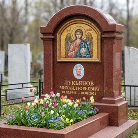 Комбинированный памятник фигурный из красного гранита с цветником