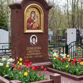Гранитный памятник фигурный с крестом, цветником, оградой