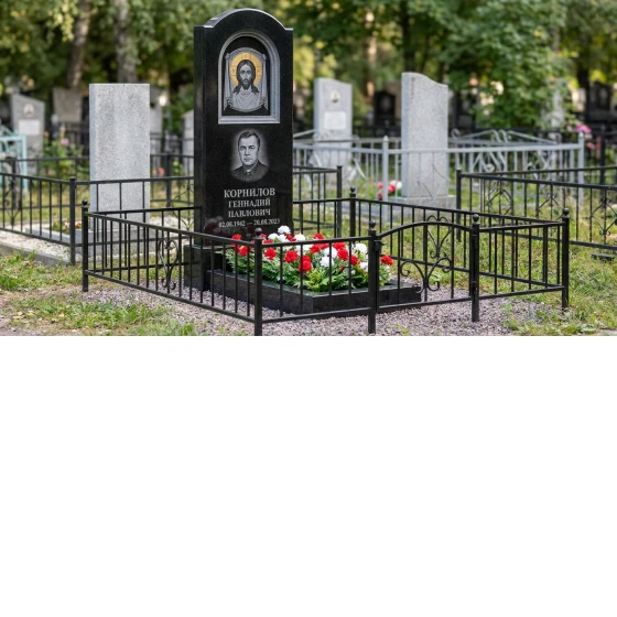 Гранитный памятник из красного гранита, цветник с розами