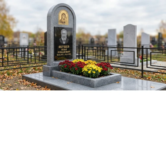 Гранитный памятник фигурный с цветником и оградой