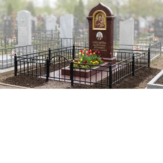 Гранитный памятник на двоих с оградой из черного металла
