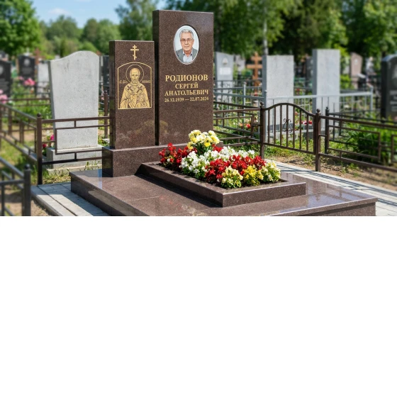 Гранитный памятник фигурный с гравировкой звезды и оградой