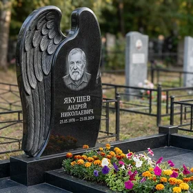 Гранитный памятник скала, гравировка военного, с оградой