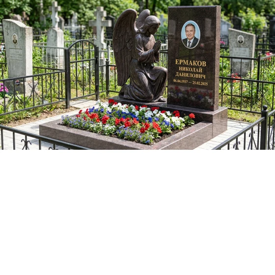 Гранитный памятник фигурный с гравировкой звезды и оградой