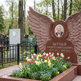 Комбинированный памятник фигурный с оградой и цветником