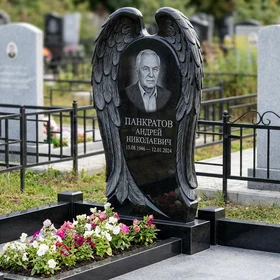 Гранитный памятник из красного гранита с цветником и оградой