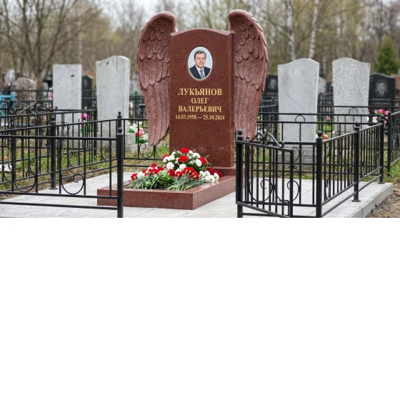 Гранитный памятник в виде сердца с гравировкой скорбящей Богородицы