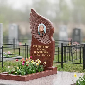 Комбинированный памятник из красного гранита с крестом