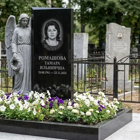 Комбинированный памятник фигурный с крестом из красного гранита