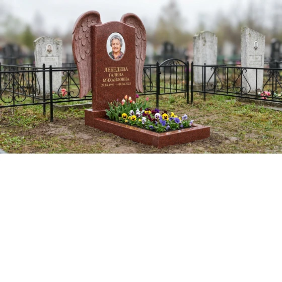 Гранитный памятник из красного гранита с фигурной стелой