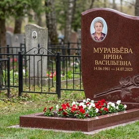 Гранитный памятник из черного гранита с фигурным ограждением