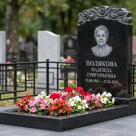 Комбинированный памятник фигурный с крестом из красного гранита