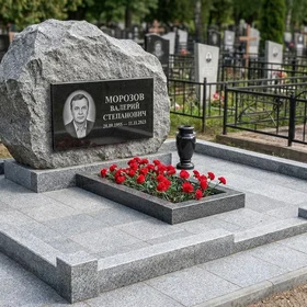 Гранитный памятник из цельной глыбы