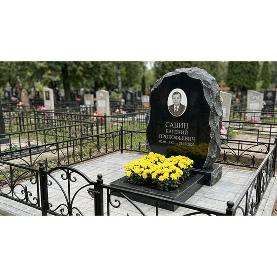 Гранитный памятник в виде скалы