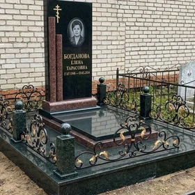 Комбинированный памятник с крестом
