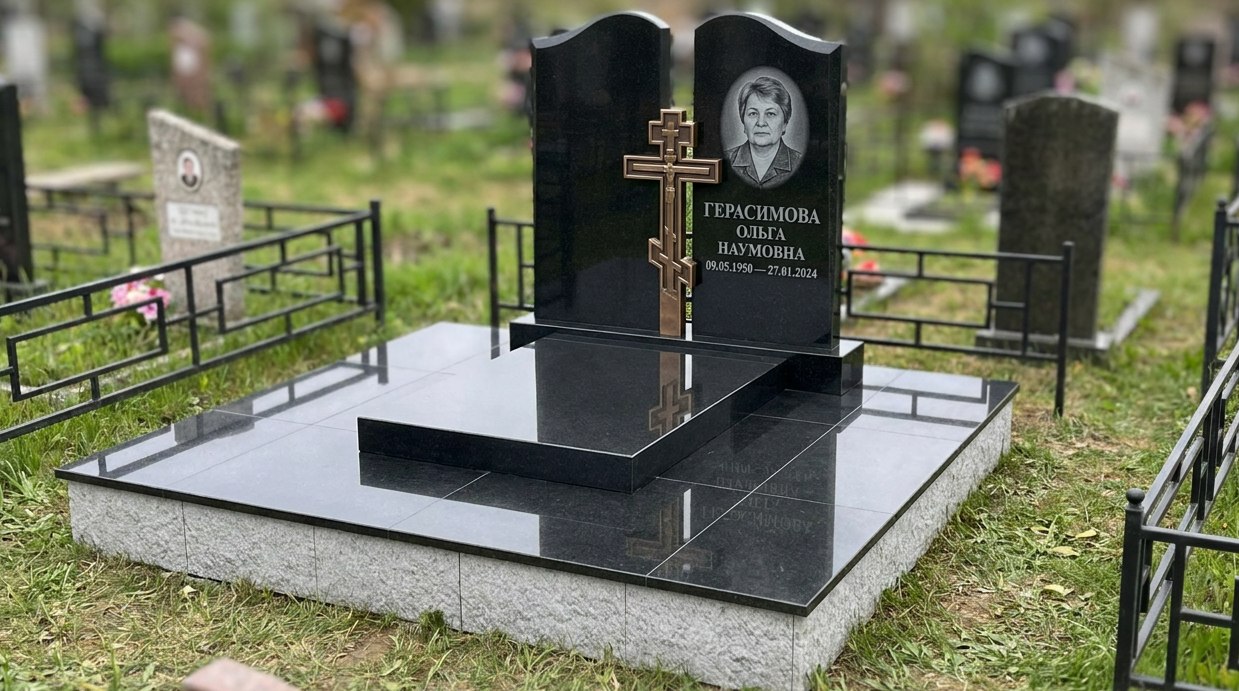 Пример дизайна: Гранитный памятник с крестом — фото и цена