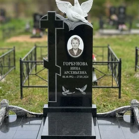 Гранитный памятник с крестом, голубками и портретом