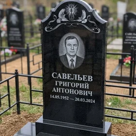 Гранитный памятник арочной формы с гравировкой Голубей и Креста
