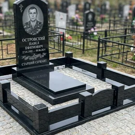 Гранитный памятник вертикальный с военным портретом и звездой