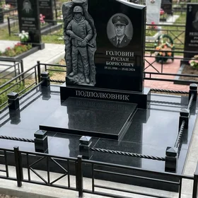 Гранитный памятник с рельефным изображением военного