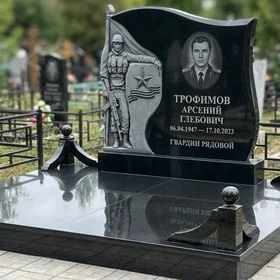 Гранитный памятник гвардии рядовому с рельефной фигурой солдата