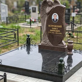 Комбинированный памятник с барельефом ангела и красным гранитом