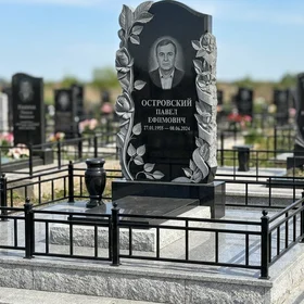 Гранитный памятник с резьбой по камню и гравировкой роз