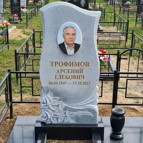 Гранитный памятник фигурной стелы с розами