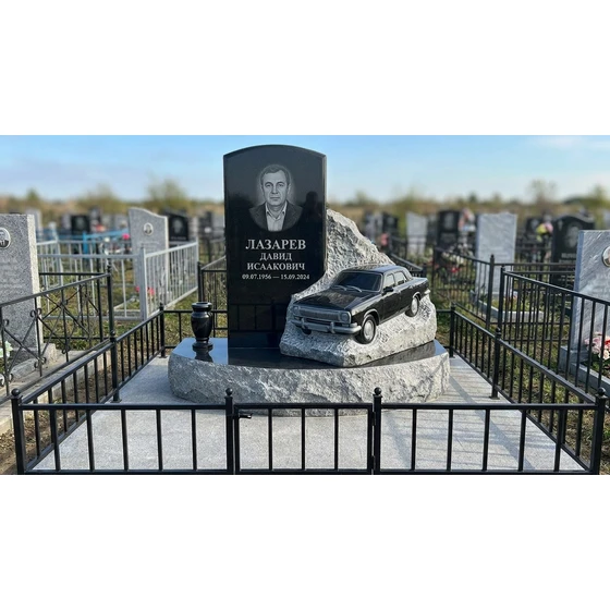 Комбинированный памятник с резным автомобилем и портретом