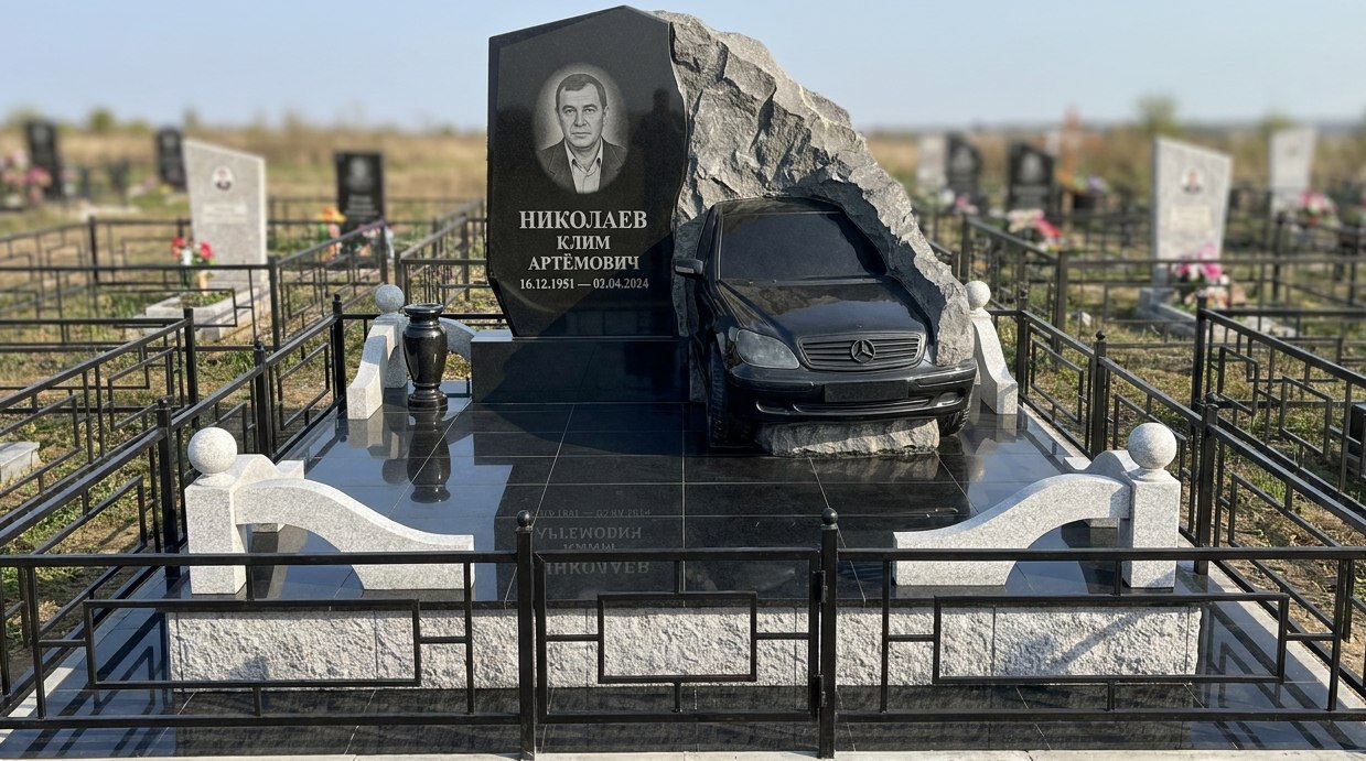Пример дизайна: Комбинированный памятник с резьбой в виде автомобиля — фото и цена