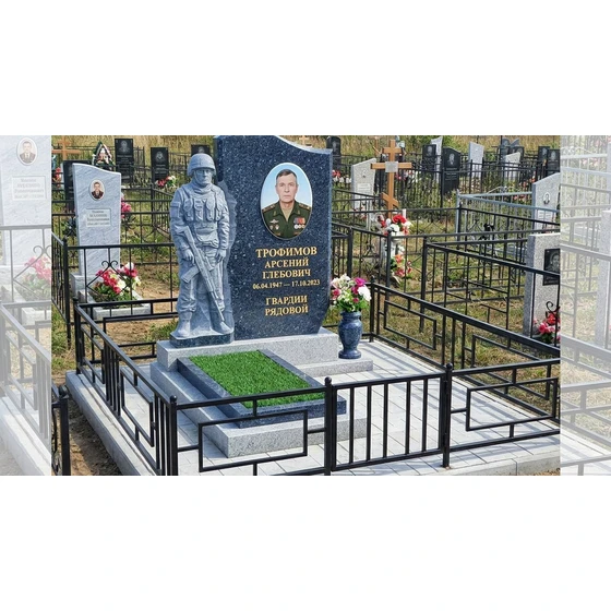Гранитный памятник Военному с фигурным солдатом
