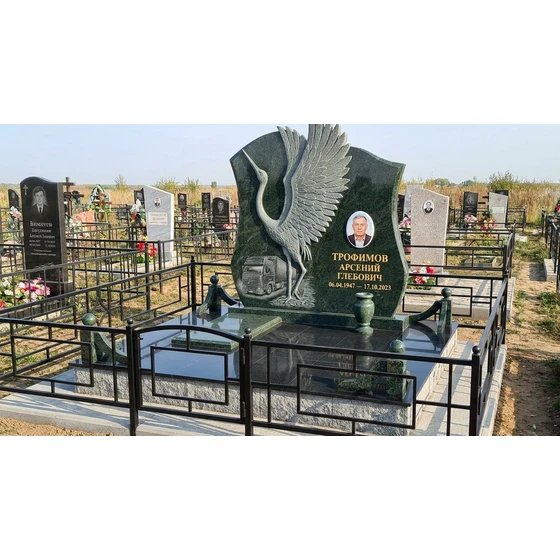 Гранитный памятник с резным журавлём и грузовиком