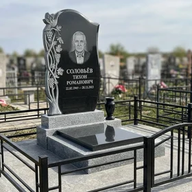 Комбинированный памятник с гравировкой виноградной лозы и голубем