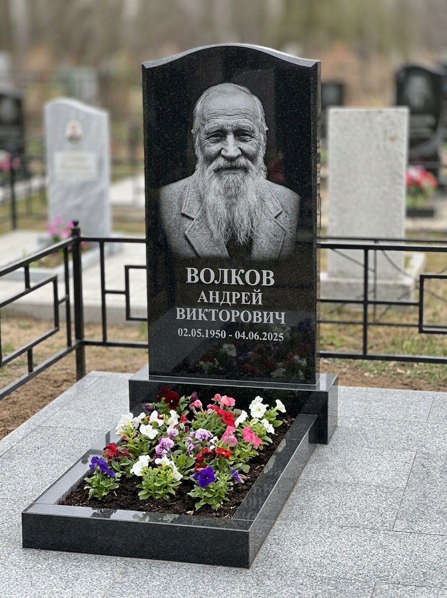 Портрет на памятнике в Ярославле — Старый снимок восстановили, портрет по грудь — гравировка